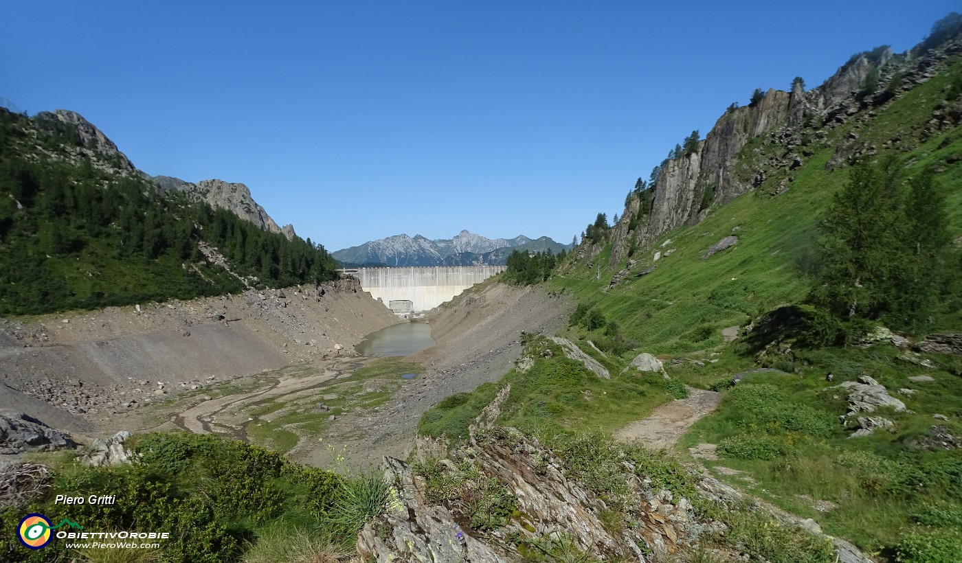 08 Al Lago di Fregabolgia (1957 m) senz'acqua per importanti lavori di riparazione.JPG